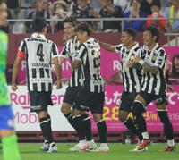 　前半、先制ゴールを決め、祝福を受ける神戸・扇原貴宏（左から２人目）＝撮影・坂部計介