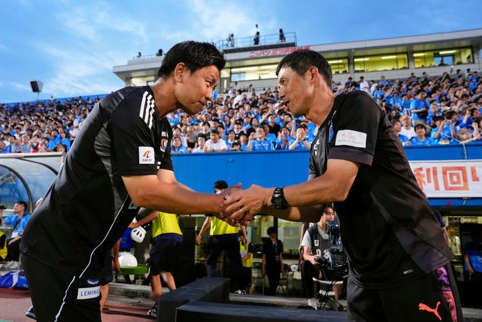 　試合前、握手を交わす横浜Ｍ・大島監督（左）と横浜ＦＣ・四方田監督