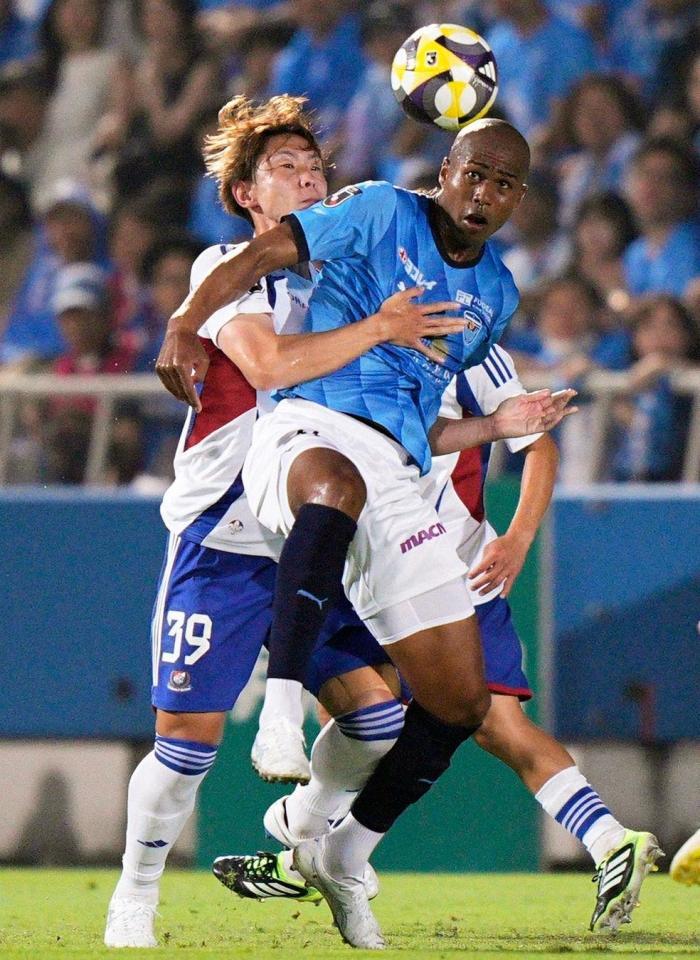 　前半、競り合う横浜Ｍ・渡辺泰（左）と横浜ＦＣ・桜川