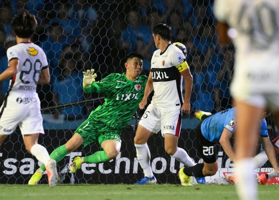 　前半、セーブする鹿島・ＧＫ早川