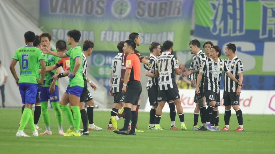 　湘南に快勝し、タッチをかわす神戸イレブン（撮影・坂部計介）