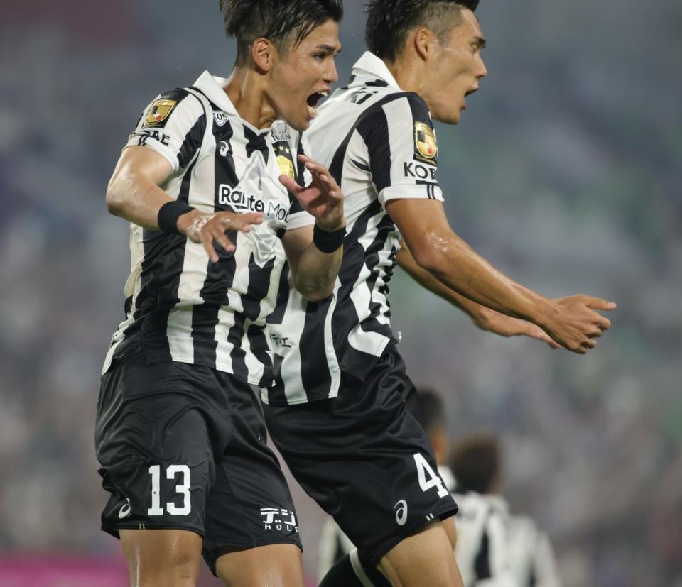 　チーム３点目のゴールを決めた佐々木大樹（左）は神戸・山川哲史とジャンプして喜ぶ（撮影・坂部計介）