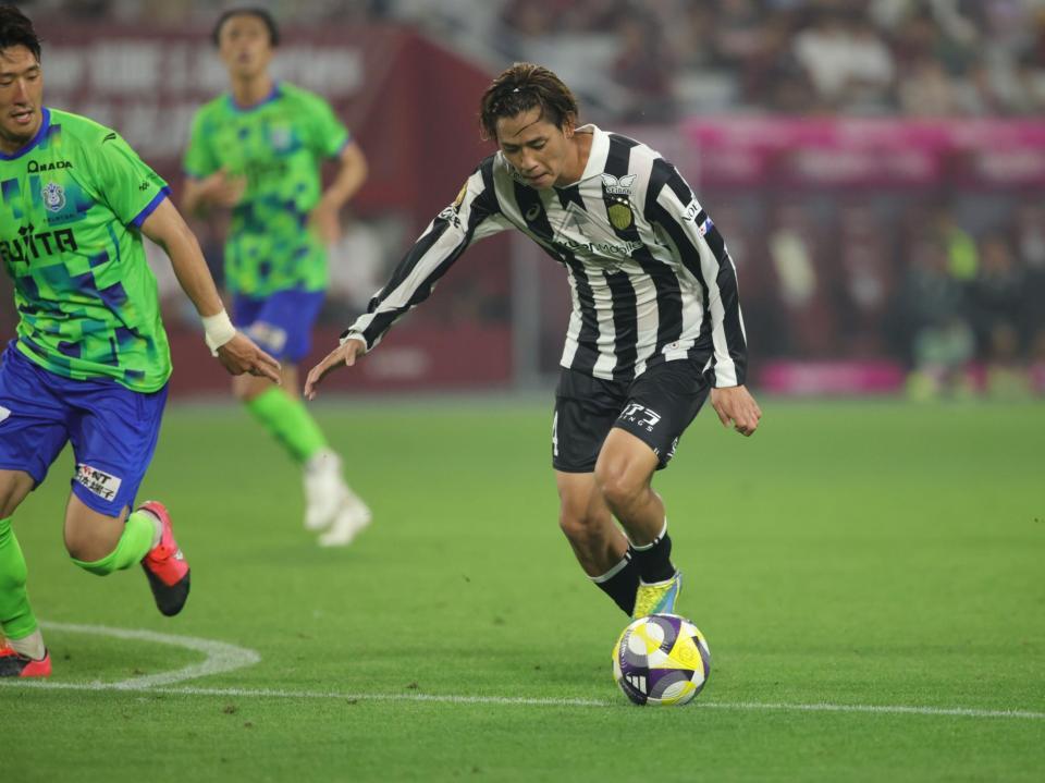 　後半、神戸・汰木康也はドリブルで持ち込みそのままゴールを決める（撮影・坂部計介）