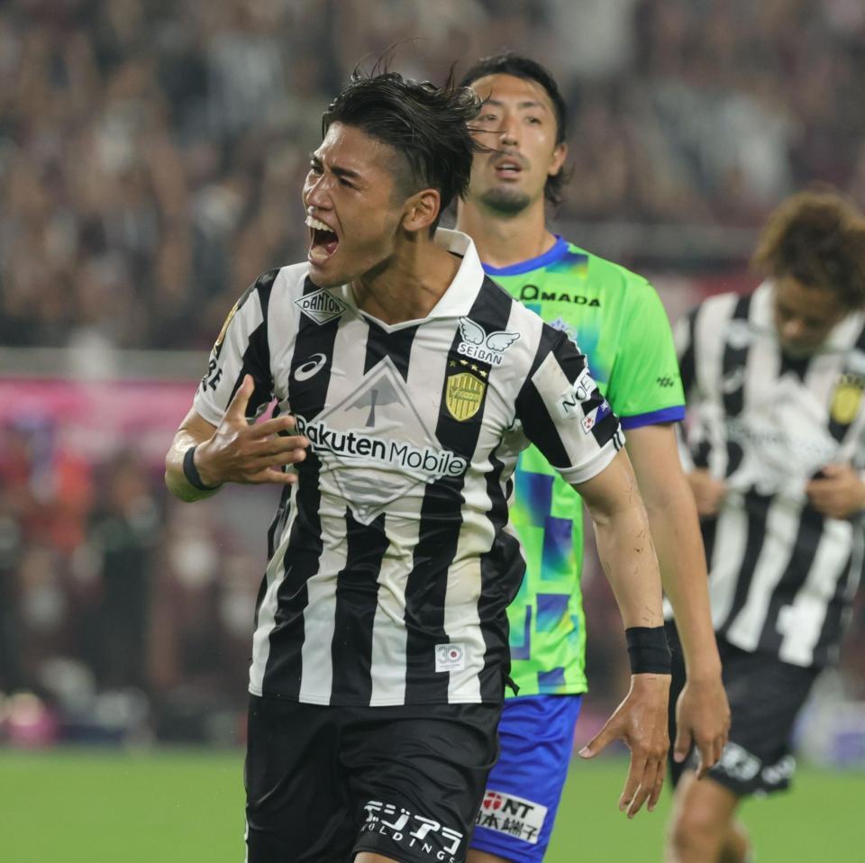 　後半、チーム３点目のゴールを決める神戸・佐々木大樹（撮影・坂部計介）