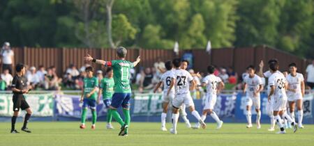 　前半、先制点を決められ、イレブンを集める鈴鹿・三浦知良（１１）＝撮影・中田匡峻