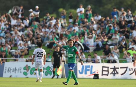 　多くのサポーターが見守る中、スタメン出場の鈴鹿・三浦知良（撮影・中田匡峻）