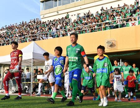 　スタメン出場した鈴鹿・三浦知良＝（撮影・中田匡峻）