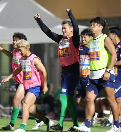 　後半、同点ゴールが決まり喜ぶ鈴鹿・三浦知良（撮影・中田匡峻）