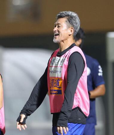 　後半、同点ゴールが決まり喜ぶ鈴鹿・三浦知良（撮影・中田匡峻）