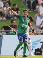 　前半、声を出す鈴鹿・三浦知良（撮影・中田匡峻）