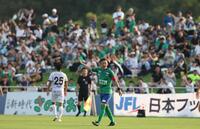 　多くのサポーターが見守る中、スタメン出場の鈴鹿・三浦知良（撮影・中田匡峻）