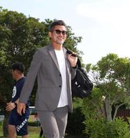 　スタジアムに向かう鈴鹿・三浦知良（撮影・中田匡峻）