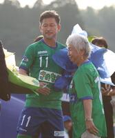 　鈴鹿・三浦知良（左）に花束を渡した母・三浦由子さん（撮影・中田匡峻）