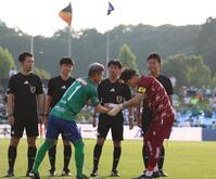 　試合前、握手を交わす鈴鹿・三浦知良（左）＝撮影・中田匡峻