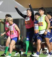 　後半、同点ゴールが決まり喜ぶ鈴鹿・三浦知良（撮影・中田匡峻）