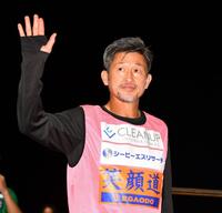 　試合を終え、スタンドに手を振る鈴鹿・三浦知良（撮影・中田匡峻）