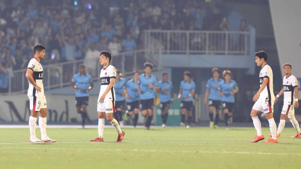 　後半、川崎・マルシーニョにゴールを決められうなだれる鹿島イレブン