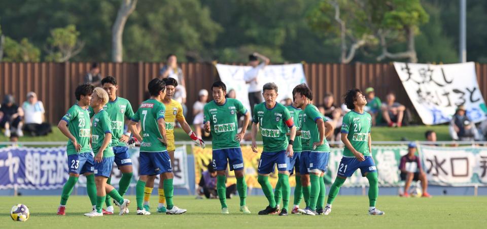 　前半、先制点を決められイレブンを集め、声をかける鈴鹿・三浦知良（撮影・中田匡峻）