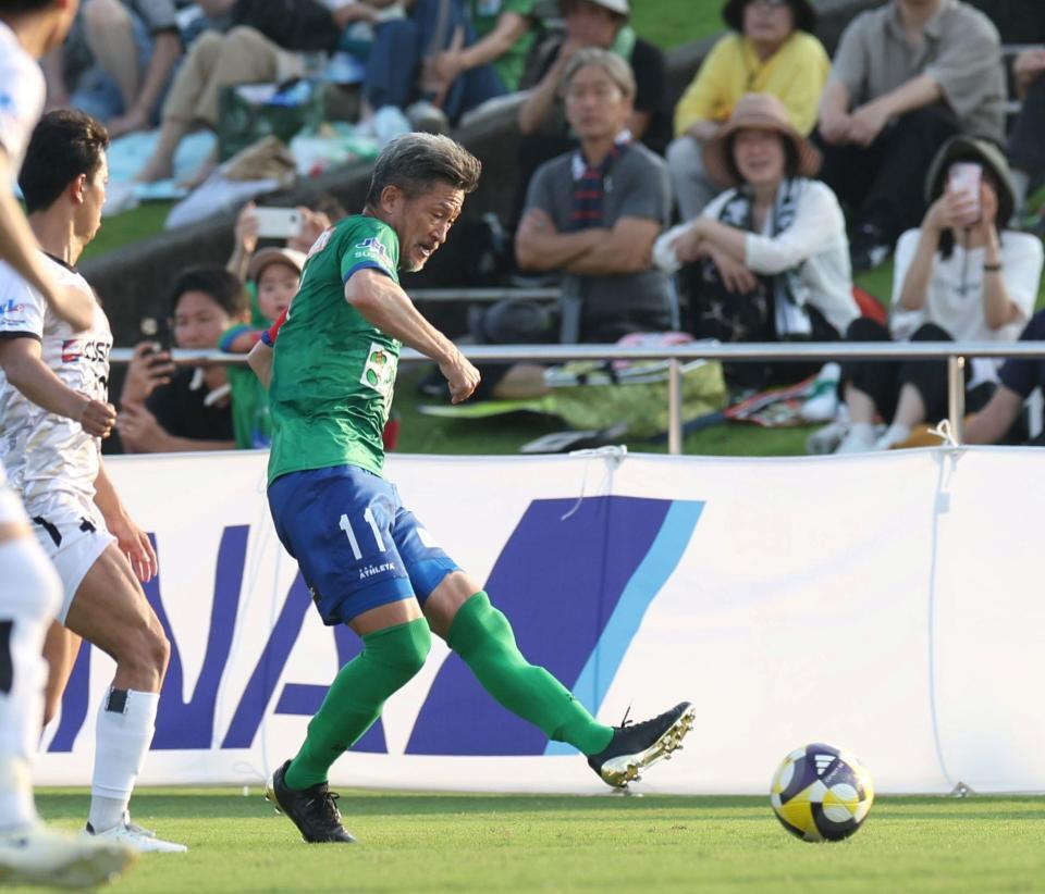 　前半、パスを出す鈴鹿・三浦知良（撮影・中田匡峻）