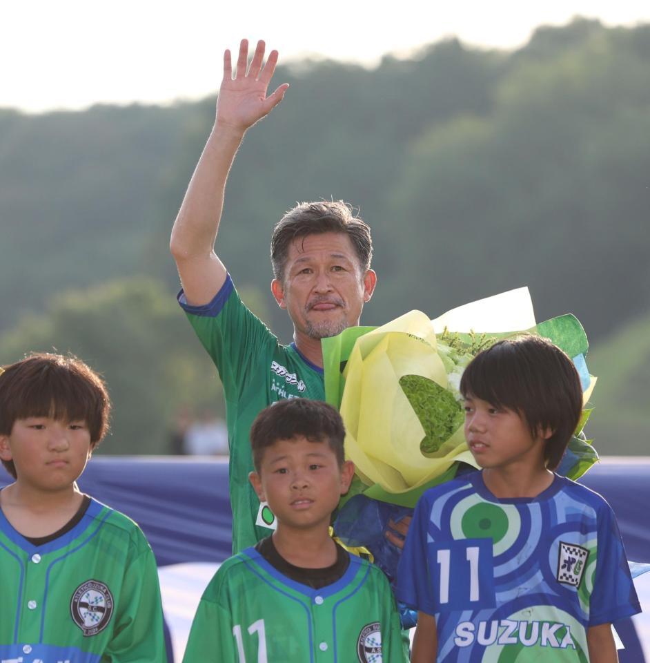 　試合前、花束を受け取りスタンドに手を振る鈴鹿・三浦知良（撮影・中田匡峻）