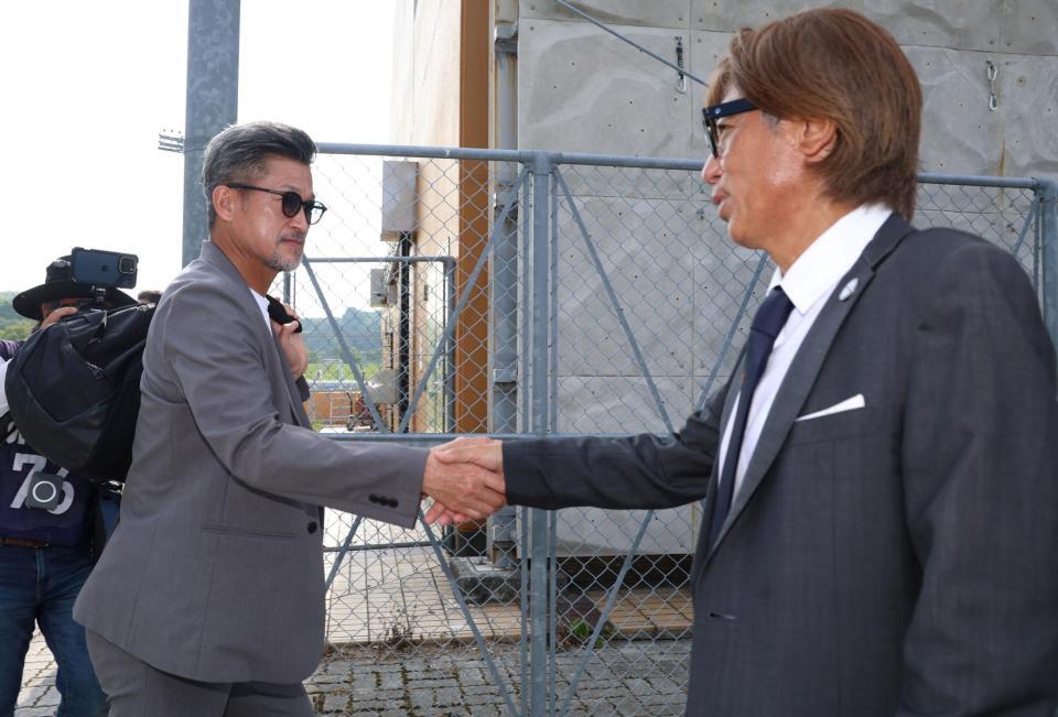 　兄・三浦泰年氏（右）と握手を交わす鈴鹿・三浦知良（撮影・中田匡峻）