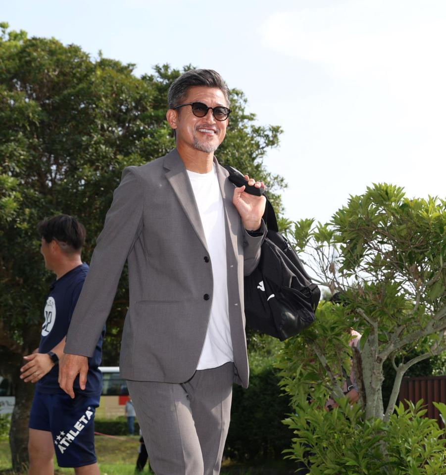 　スタジアムに向かう鈴鹿・三浦知良（撮影・中田匡峻）