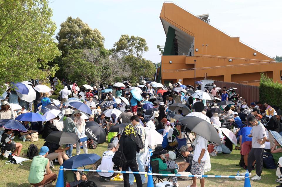 　会場を多くのファンが待つ（撮影・中田匡峻）
