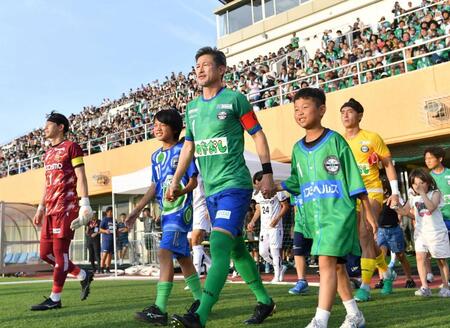 　スタメン出場した鈴鹿・三浦知良