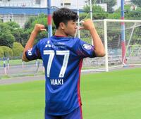 　新背番号の７７番を披露するＦＣ東京の北原槙