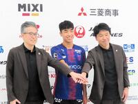 　記者会見後に笑顔で手を重ねる（左から）ＦＣ東京の川岸滋也代表取締役社長、北原槙、小原光城ＧＭ