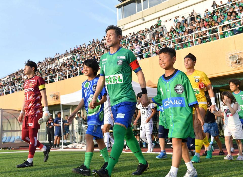 　スタメン出場した鈴鹿・三浦知良