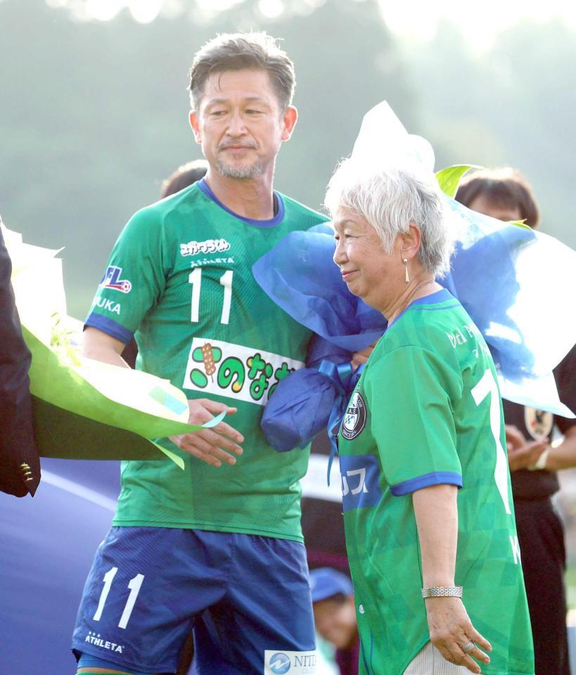 　母・由子さん（右）から花束を受け取る三浦