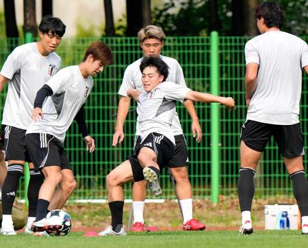 　香港戦に向け、調整する相馬（中央）ら（共同）