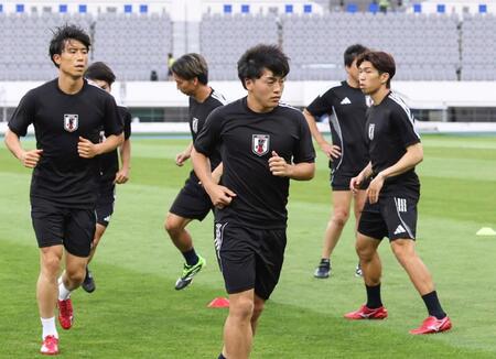 　香港戦を前にウオーミングアップする相馬（手前）ら