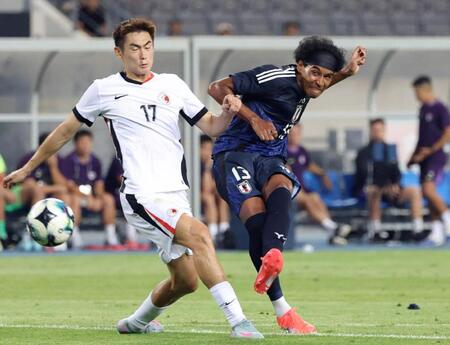 　　前半、ハットトリックとなるゴールを決めるジャーメイン（右）＝提供・共同通信社