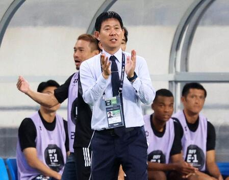 　前半、ジャーメインが先制ゴールを決め、喜ぶ森保監督