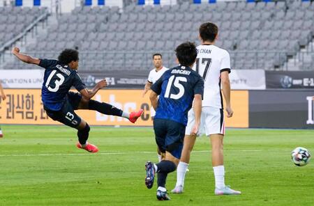 　前半、先制ゴールを決めるジャーメイン（１３）