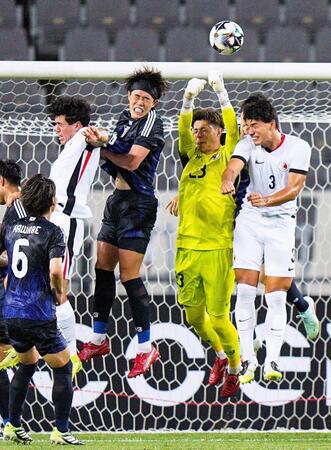 　前半、競り合うＧＫピサノ（右から２人目）ら