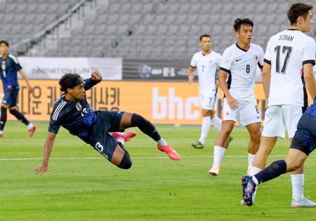 　日本-香港　前半、先制ゴールを決めるジャーメイン（左）＝龍仁（共同）