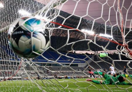 　前半、ハットトリックとなるゴールを決めるジャーメイン（奥左）