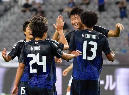 　前半、チーム４点目のゴールを決めたジャーメイン（１３）を祝福する垣田（右奥）ら