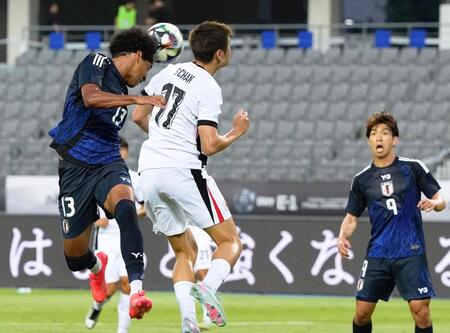 　前半、ヘディングでチーム２点目のゴールを決めるジャーメイン（左）
