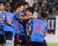 　２２年のＥ－１選手権、香港戦で先制ゴールを決め、喜ぶ（中央）