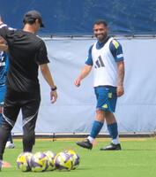 　練習に合流し、笑顔を浮かべる横浜ＭのＭＦユーリアラウージョ