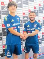 　会見で意気込みを語った横浜Ｍに新加入のＦＷ谷村海那（左）とＭＦユーリアラウージョ