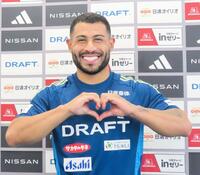 　笑顔を見せる横浜Ｍに新加入したＭＦユーリアラウージョ