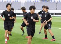 　香港戦を前にウオーミングアップする相馬（手前）ら