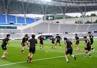 　香港戦を前にウオーミングアップする日本代表