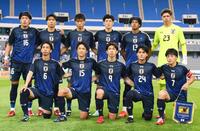 　香港戦に臨む日本代表イレブン。（前列左から）川辺、稲垣、宮代、久保、相馬、（後列左から）安藤、古賀、垣田、荒木、ジャーメイン、ＧＫピサノ