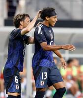 　前半、ハットトリックを達成し、祝福されるジャーメイン（右）